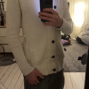 Stickad cardigan g-star - Säljer en stilren vit cardigan av g-star. Storlek M men passar även S. 9/10 skick, en liten fläck på ryggen men det kan jag nog tvätta bort. Mvh😊