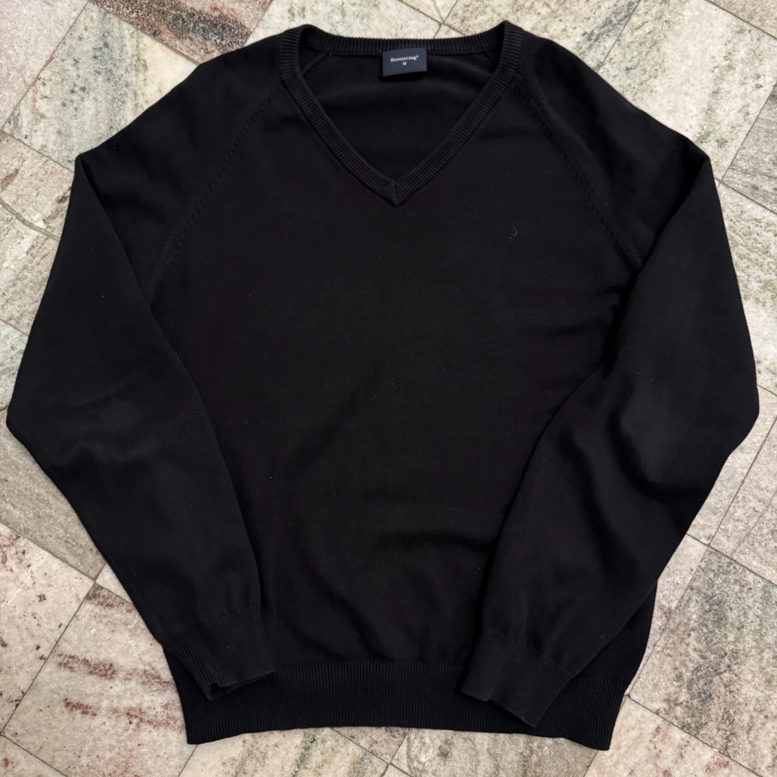 Svart v-ringad tröja från Boomerang