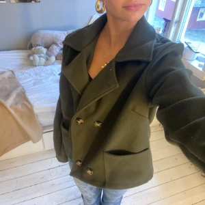 OlivGrön kappa - OlivGrön kappa, knappt använd.