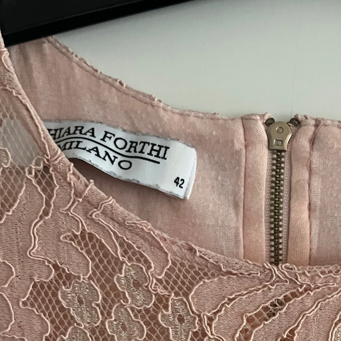 Rosa spetsklänning från Chiara Forthi - 2