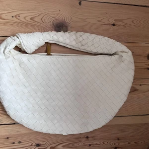 Jättesnygg handväska - Jättefin väska köpt från något danskt märke för ca 1 år sedan. Nypris var 800kr💕 Den har några små fläckar på baksidan men inget som syns tydligt, annars helt defektfri. Den ser lite skev ut när den ligger ner men den är assnygg när man har på den och fyller den med lite saker🫰🏽🫰🏽