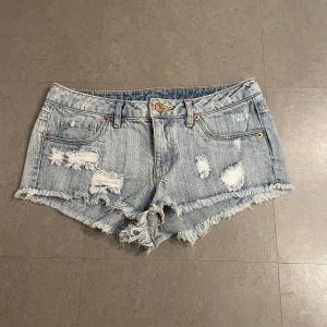 Lågmidjade ljusblå shorts  - Snygga lågmidjade jeansshorts i ljusblå denim med slitningar. Superfina till sommaren!! I jättebra skick!!   💕💕
