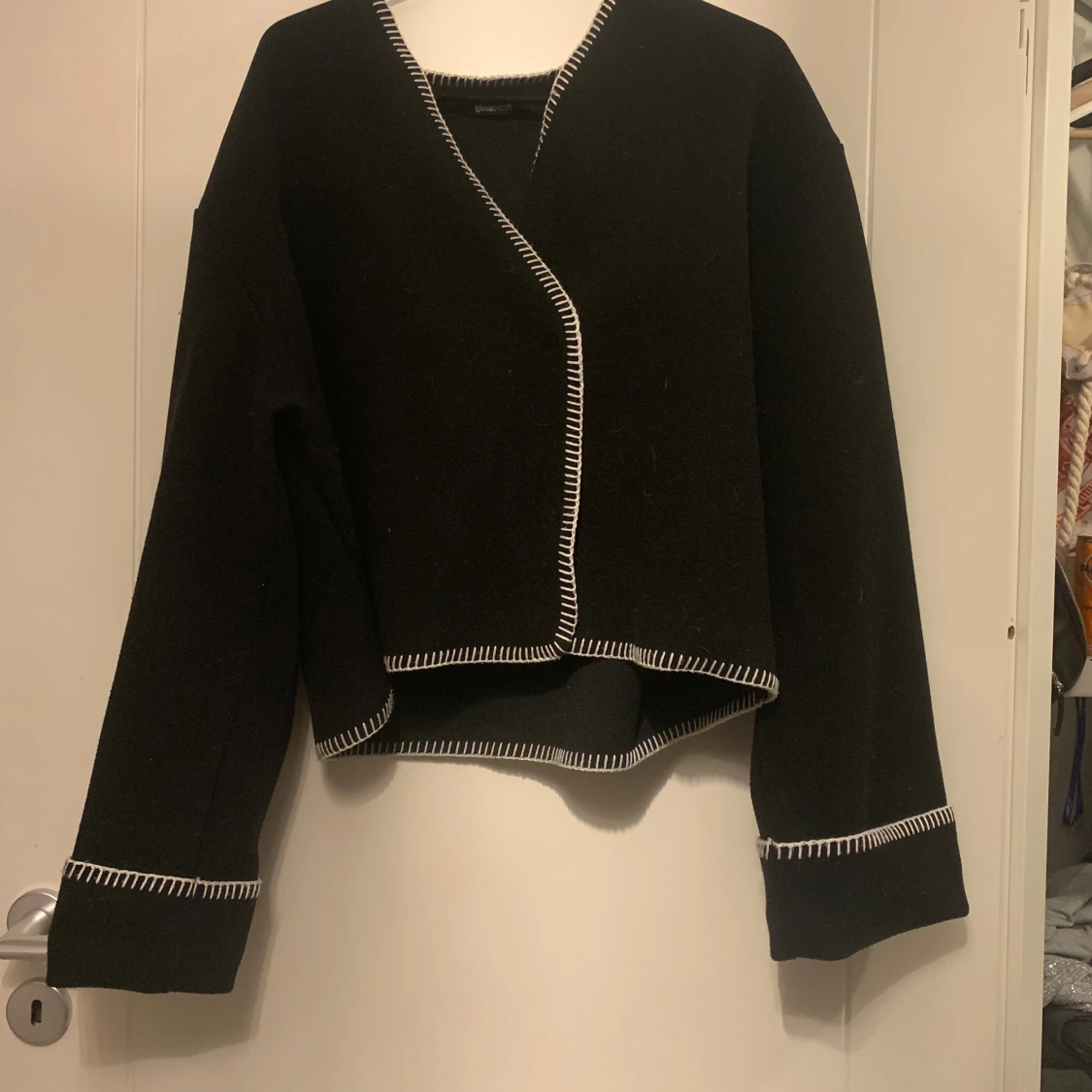 Kofta med vita sömmar