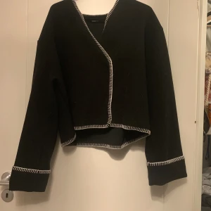 Kofta med vita sömmar - Kofta från gina med vita sömmar, typ helt ny, säljer då den var för stor, i stl L🥰