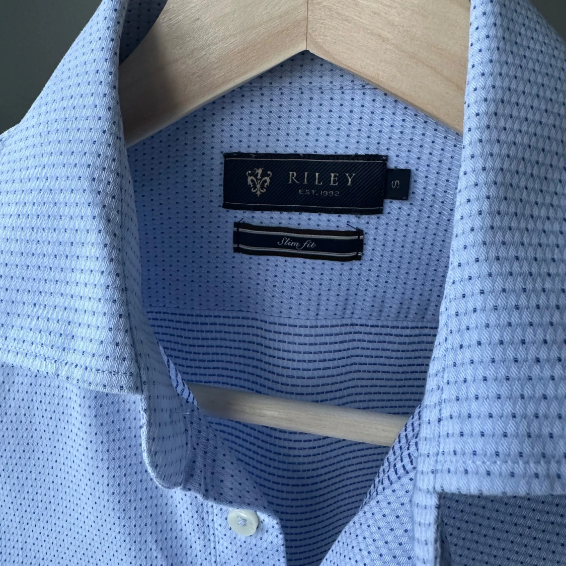 Riley ljusblå skjorta med struktur, storlek S - 1