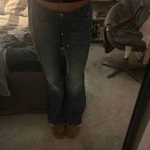 Mörkblå bootcut jeans - Snygga mörkblå bootcut jeans med låg midja. Från weekday och använd endast 1 gång, som nya. Säljer då de inte kommit till användning.💖