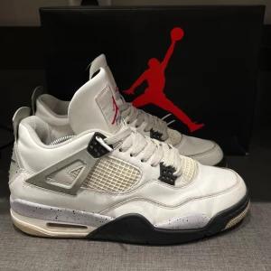 Nike Air Jordan 4 white cement - Snygga Jordan skor. ⚠️Obs kontakta innan du köper⚠️ Skorna är väl använda och tecken på användning finns.  Storleken är 44,5. Kontakta för fler bilder ✅