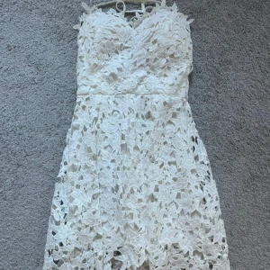 Studentklänning  - Säljer denna söta spetsklänning som är använd endast en gång! Den är perfekt för student eller annan typ av fin fest🥳