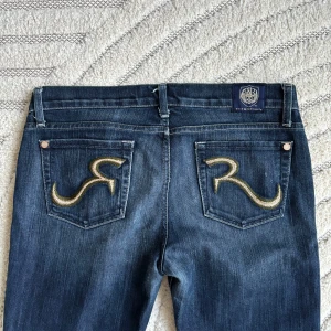 Rock&Republic jeans - Low waist jeans av märket Rock&Republic. Super fint skick, är inte slitna på något sätt förutom längst ner då jag trampat upp dom. Är lite långa på mig som är 170. 💘 Midjemått: 32-34cm tvärs över. Innerbenslängd: 86cm. Pris diskuterbart!!🥰