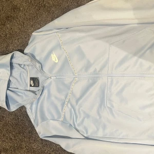 Ljusblå hoodie från Nike - En väldigt fin babyblå/Ljusblå hoodie från Nike. Passar på en storlek xs-s