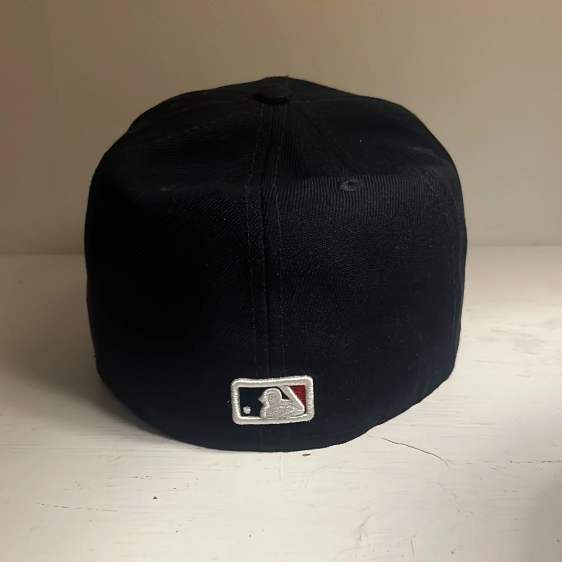 Svart keps med röd broderad bokstav - 1