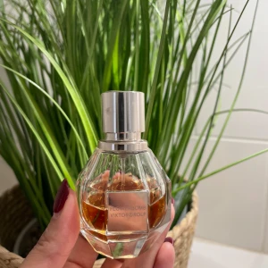 Flowerbomb parfym från Viktor & Rolf - Säljer Flowerbomb parfym från Viktor & Rolf. Doften är blommig och intensiv, perfekt för speciella tillfällen. Syns på bild hur mycket som är kvar 