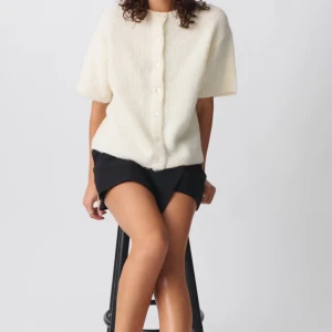 Kortärmad kofta  - Så fin kortärmad kofta från Gina! Helst slutsåld på hemsidan 💓 storlek L men passar mig bra som har S 💓