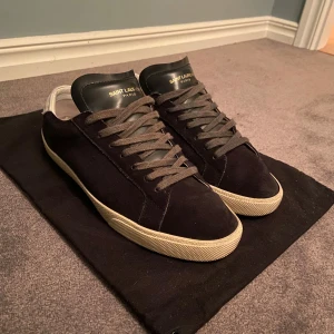 Saint Laurent skor - Säljer nu mina extremt feta o unika saint Laurent SL/06 skor i strlk 41. De är i fint skick (8/10) endast lite smutsiga. Säljes då jag är sugen på nått nytt, kan tänka mig byta mot rockrunners. Nypris runt 7k. Hör av er vid fler frågor el bilder 😁🤝