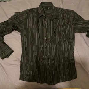 Snygg finskjorta - Fin randing svart skjorta, fin passform, ganska lös, bra skick