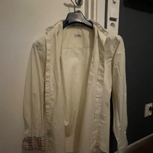 Burberry skjorta  - Nästan aldrig använd, kan gå ner i pris vid snabb affär stor i storleken 