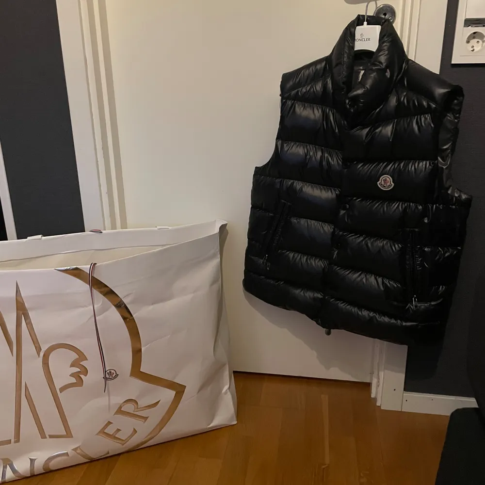 Moncler vest som är använd ungefär 2 säsonger storlek 2/ medium. Jackor.