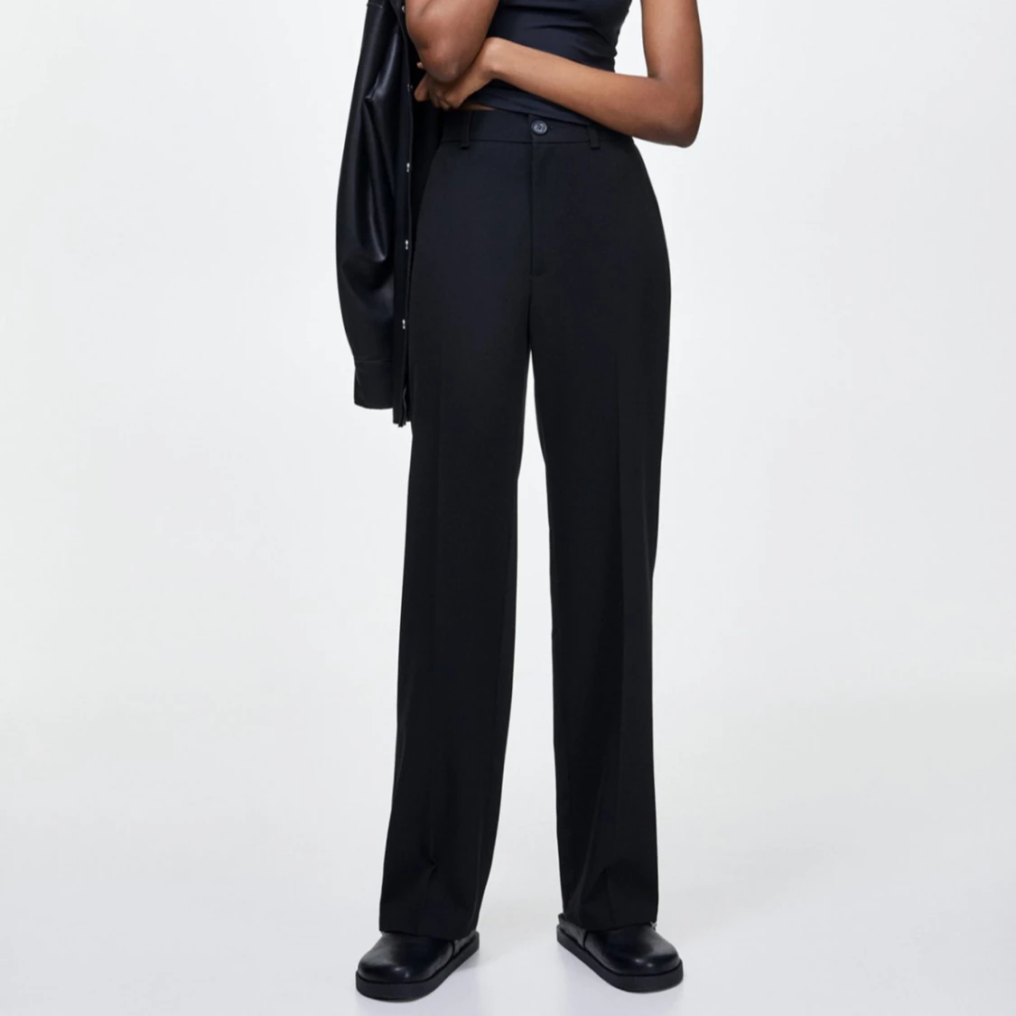 svarta kostymbyxor med knapp