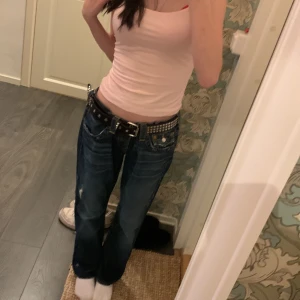 True Religion jeans - Säljer mina true religion jeans i storlek 26. Är 153cm lång och de passar mig perfekt på längden. Fint men använt skick. Skriv för mer info om de önskas💕