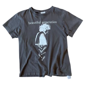 Number (N)ine T-Shirt - Number (N)ine T-Shirt. Fetaste post-Takahiro som finns. 🙌 Japan strl 2. Bob Dylan på framsidan. Brunare färg irl än på bilderna. Billigt pris pga deoderant-fläckar som jag inte är säker kommer av i tvätten. Tveka inte med att kontakta mig vid några frågor eller annat!! 😊 