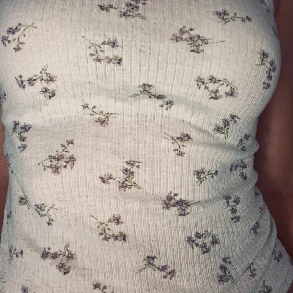 Superfin blommig topp/linne med söt passform. Bra material och använd ~3 gånger, bra skick 🩷🌸Köpt på HM cirka 3 år sedan. Yläosat.