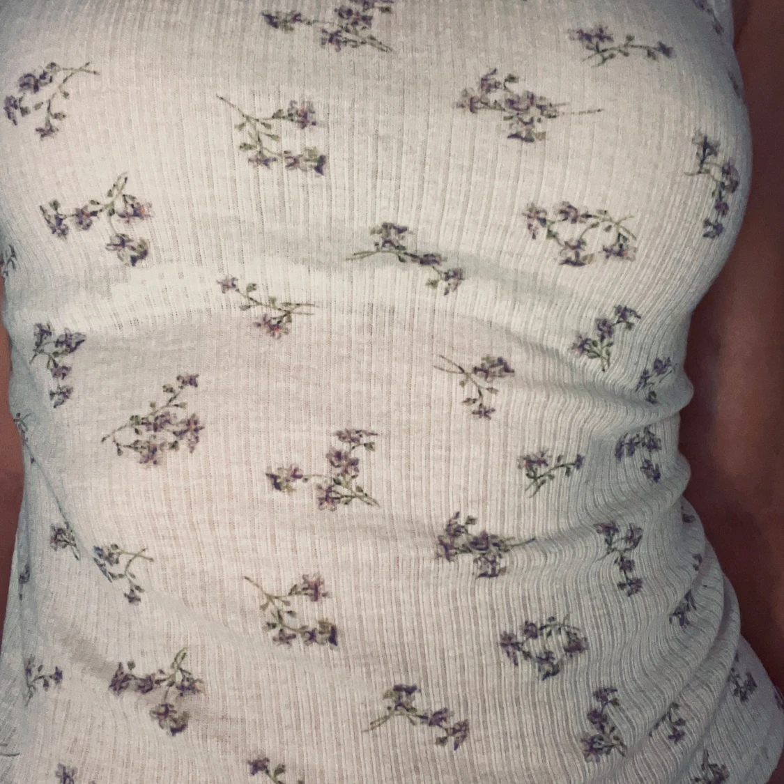 Söt blommig topp/linne, diskret mönster, trendig stockholmsstil  - 90