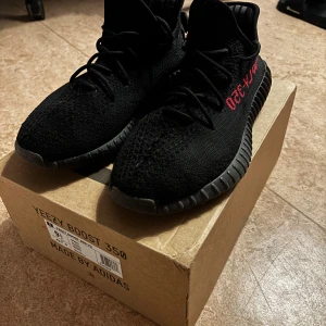Yeezy boost v2 svart - Tjo säljer nu mina Yeezy boost de är äkta har köpt de för 1 år sedan, de är i bra kondition förutom att sulan nere gick sönder men den blev fylld med gummi annars så ser det bra ut och det syns inte när man går, kan gå ner i pris vid snabb affär.