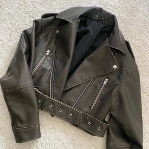 Khaki biker jacka  - Liknande zara bikerjacka, aldrig använd.