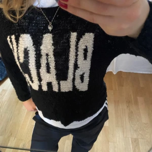 Stickad tröja  - Snygg stickad tröja där det står black på framsidan 