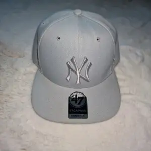 47 Brand - NY Yankees Sure Shot 47 Captain ljusGrå/Blå Snapback. Sparsamt använd.