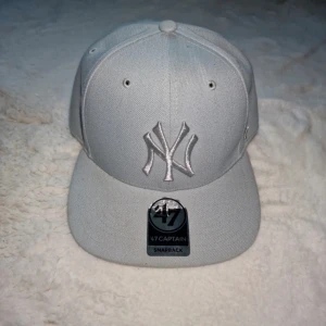 NY Yankees Sure Shot 47 Captain ljusGrå/Blå Snapback - 47 Brand - 47 Brand - NY Yankees Sure Shot 47 Captain ljusGrå/Blå Snapback. Sparsamt använd.