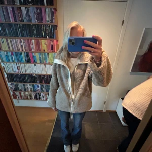 Teddyjacka  - Teddyjackan från hm! Vill någon byta denna jacka i storlek S till en M? 