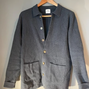 John Henric kavaj - Skön John Henric kavaj, för en liten peng. Hör av dig vid minsta fråga elr fundering// Victor