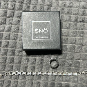 Snö of Sweden set  - Ett sett från Snö of Sweden  som kommer med armband och ring.  Kan även köpas var för sig💗 