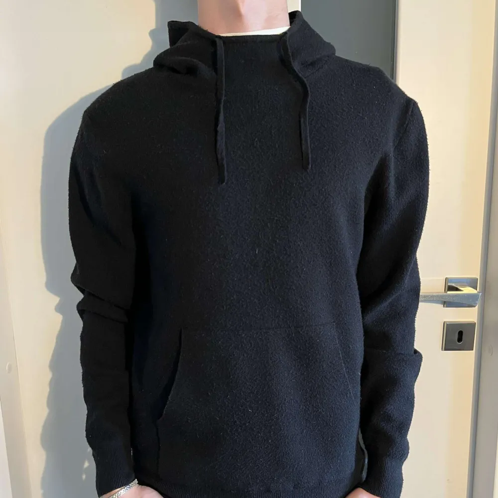 Tja säljer nu denna tvär fetta Kashmir blend hoodie från Moda Italia som är i storlek small.  Skick: 7/10. Ny pris 2999, köpte den när jag va i Milano i somras. (70% Kashmir) (30% merinoull). Hoodies.