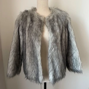 Grå fuskpäls jacka - Grå fuskpälsjacka från Stradivarius, storlek M! Mindre i storleken, skulle snarare påstå att den motsvarar en S :) Sparsamt använd, så väldigt fint skick! 