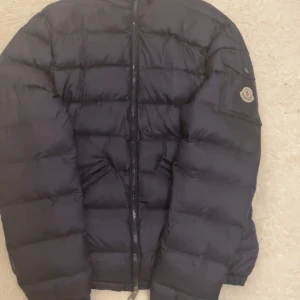Moncler jacka - Jag använde den typ två gånger men jag gillar den inte riktigt eftersom den inte har en huva. plus att det inte riktigt är min stil så jag ångrar att jag köpte den