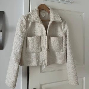 Jacka från H&M strl M - Storlek M men sitter bra även om man brukar ha S. Använd fåtal gånger 