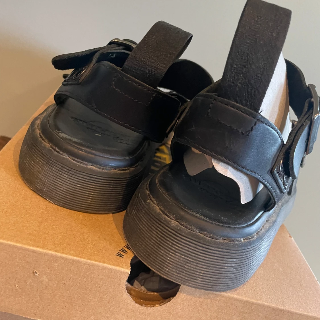 Svarta sandaler med spännen - 93