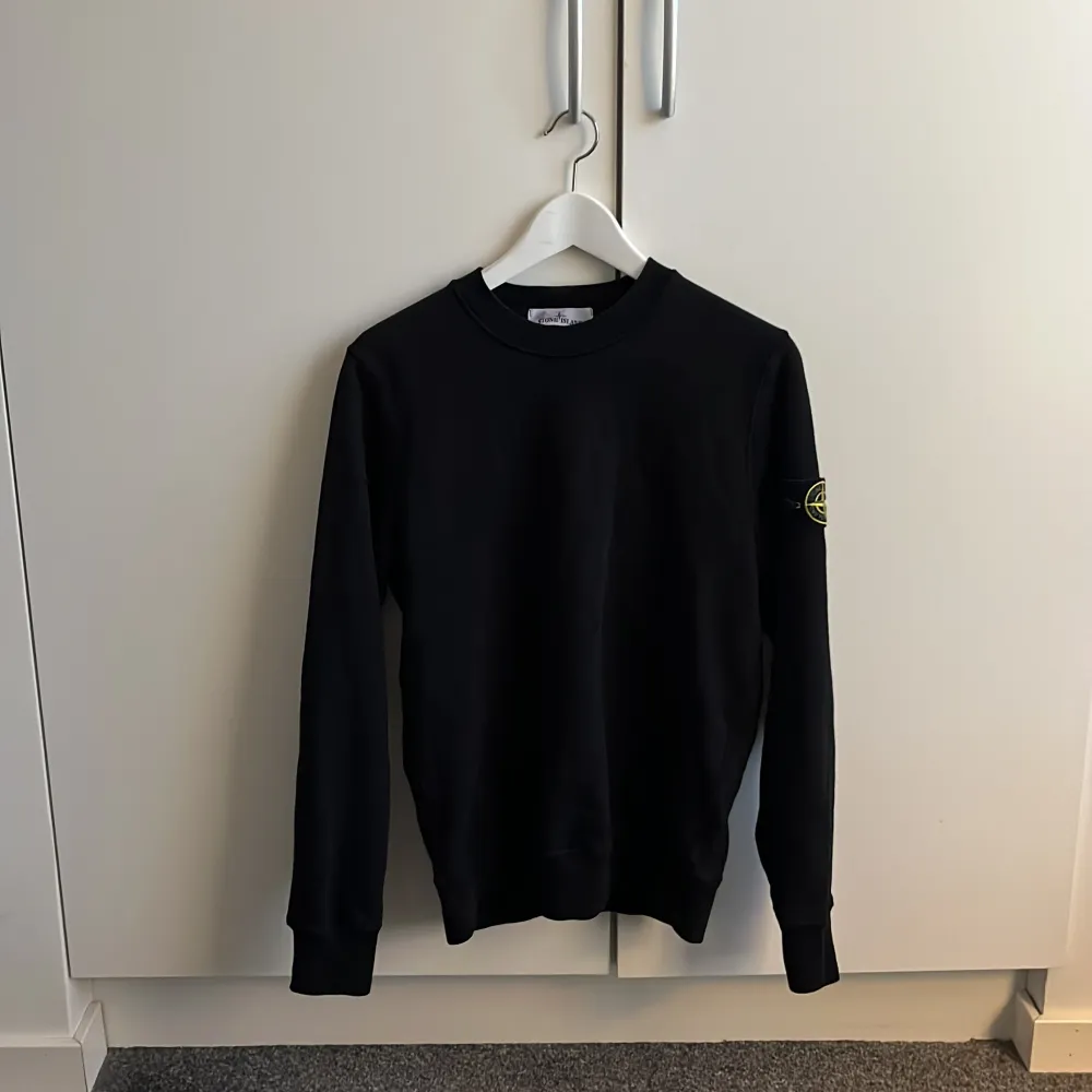 Tja! Säljer nu min stone island crewneck som knappt är använd, har bara legat i garderoben och samlat damm. Den e köpt på miinto finns kvitto. Hör av dig vid fler frågor//Liam. Tröjor & Koftor.