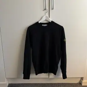 Tja! Säljer nu min stone island crewneck som knappt är använd, har bara legat i garderoben och samlat damm. Den e köpt på miinto finns kvitto. Hör av dig vid fler frågor//Liam