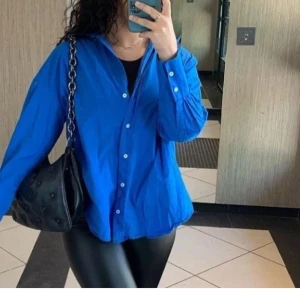 blå skjorta från H&M - Fin snygg blå skjorta. Använd ett par gånger. 