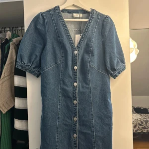 Jeanskläning  - Helt ny jeanskläning, säljer då jag köpte den i fel storlek 