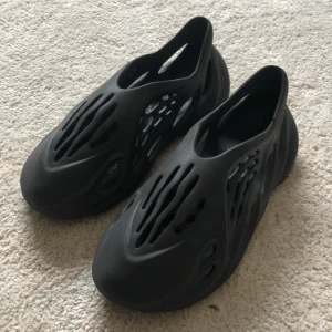 Yeezy foam runners - Tja! Säljer mina foam runners för att de är för stora för mig. Skicket är 9/10 skulle jag säga. De är färgen onyx. Hör av er om det är något ni undrar! Mvh FHLN_SHOP