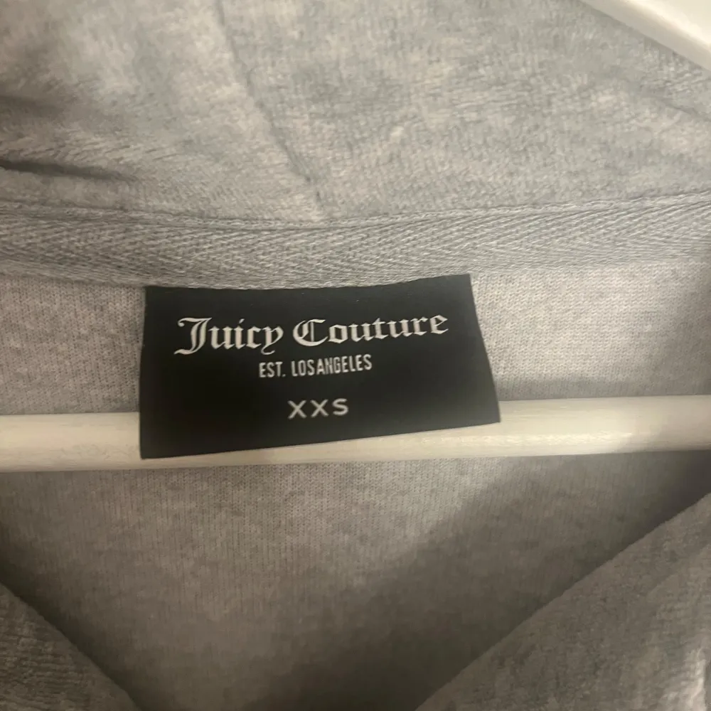 Nu säljer jag min gråa juicy couture tröja då den aldrig används längre, i princip oanvänd. Inga tecken på skador!!. Tröjor & Koftor.