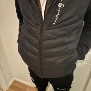 Sail racing jacka - Säljer en sail racing jacka eftersom den inte kommer till användning, vilket är jätte synd. Den är i topp skick 9,5/10. Storlek M. Säljer för 1150kr orginal priset är 2800kr. Pris kan diskuteras. Mvh