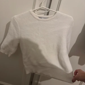Tröja  - Jätte söt trekvartärmad tröja , ej använd legat nedpackad därför en är lite skrynklig  Tror det är Kashmir 💞