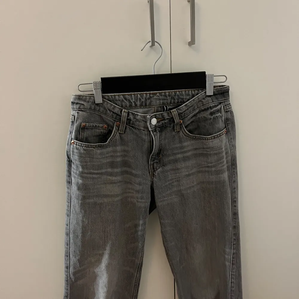 Lågmidjade gråa weekday jeans. Dom är bara använda fåtal gånger då dom inte passade mig i storleken, nypris 590 kronor. . Farkut & Housut.