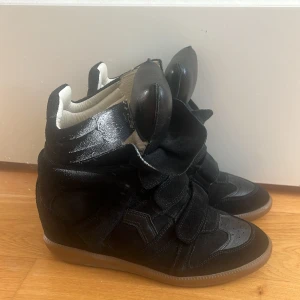 Isabel marant Etoile  - Isabel marant bekett i jättebra skick. Säljer pga försmå. Kan mötas upp i Stockholm eller skickas mot fraktkostnad.  Jag har även annons på Vestiaire på dessa.