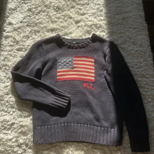  Supersnygg Ralph Lauren tröja 💕 -  En jättefin Ralph Lauren tröja som jag har använt i flera år och den Ser fortfarande helt ny ut💕 Tröjan har inte direkt någon storlek men den är tio till tolv år och är stor i storleken💕 jag köpte den nypris för 4895 men kommer sälja den för 1000💕